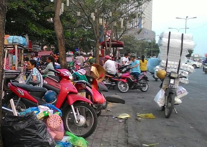 Chợ[-]thu[-]nhỏ[-]ở[-]vỉa[-]hè[-]cạnh[-]cổng[-]trường[-]Đại[-]học[-]Công[-]nghệ[-]TP[-]Hồ[-]Chí[-]Minh